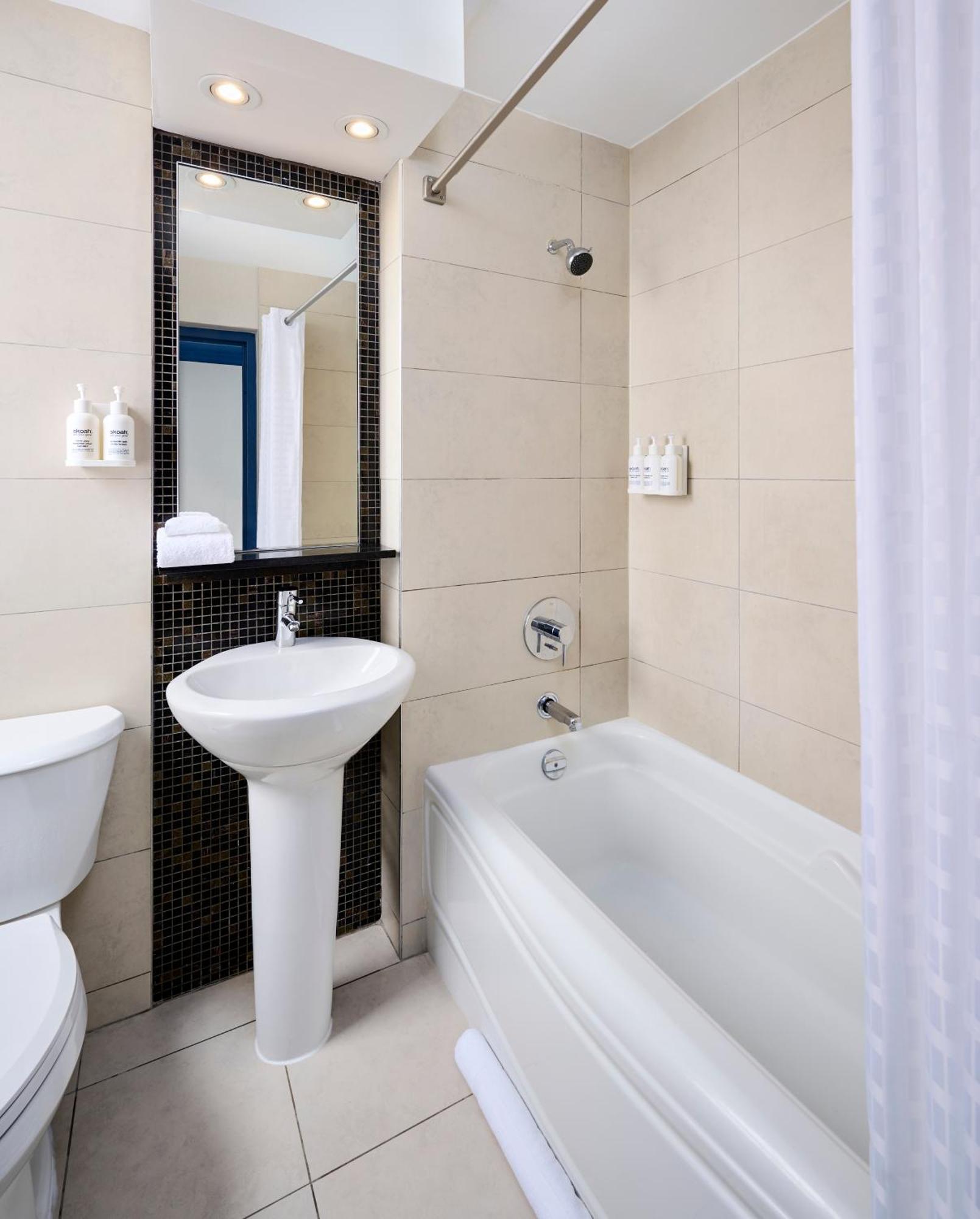 Hotel Victoria Toronto Bagian luar foto
